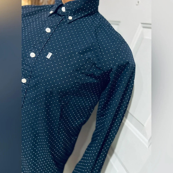 LEVI’S CLASSIC ONE POCKET SHIRT
Blue color size small pit to pit 20” - Picture 2 of 12